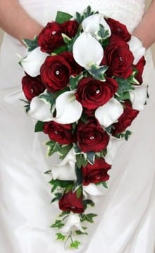 Свадебный букет с красными и белыми цветами