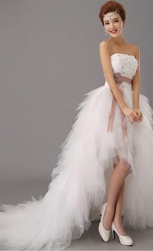 Невеста из сказки в пышном платье со шлейфом