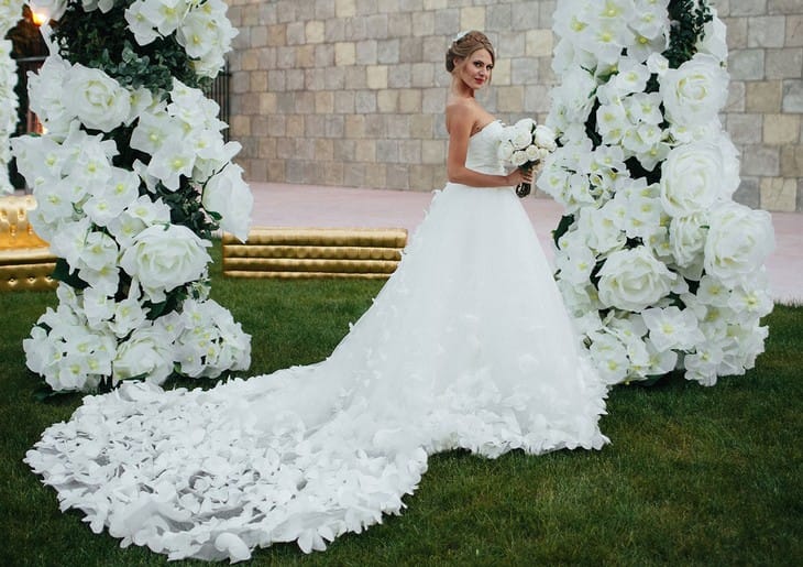 Воздушные бабочки на свадебном платье невесты