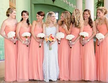 Вечерний наряд персикового цвета для подружки невесты