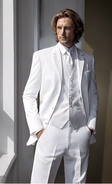 Элегантный образ жениха в белом костюме