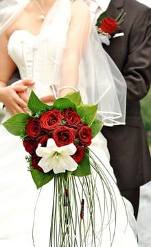 Свадебный букет с красными и белыми цветами
