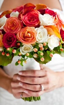 Букет в оранжевых тонах: яркая деталь свадебного образа