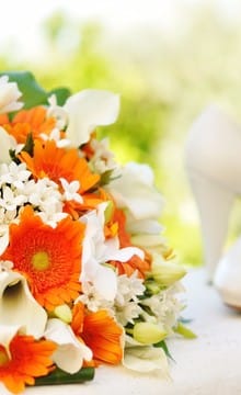 Букет в оранжевых тонах: яркая деталь свадебного образа