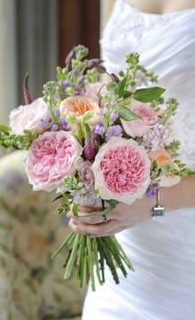 Букет невесты из пионовидных роз: очарование и изящество