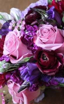 Фиолетовый свадебный букет: идеи оформления