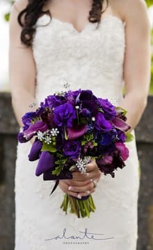 Фиолетовый свадебный букет: идеи оформления