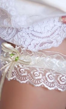 Для чего невесте подвязка на ногу