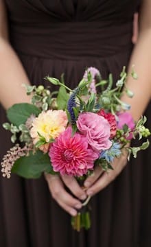 Букет на свадьбу: какие цветы подарить молодым