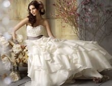 Женственное и изящное свадебное платье а-силуэта