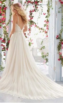 Невеста из сказки в пышном платье со шлейфом