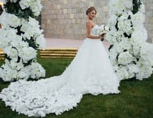 Воздушные бабочки на свадебном платье невесты