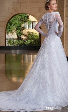 Свадебное платье с кружевом на спине