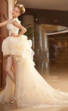 Варианты коротких свадебных платьев с длинным шлейфом