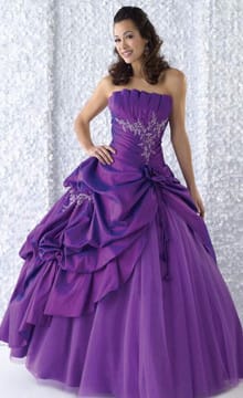 Загадочный образ невесты в свадебном платье фиолетового цвета