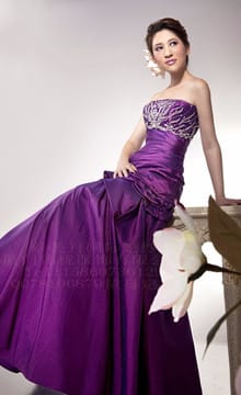Загадочный образ невесты в свадебном платье фиолетового цвета