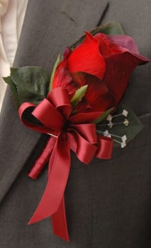 Бутоньерка для жениха из розы: классика всегда в моде