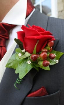 Бутоньерка для жениха из розы: классика всегда в моде