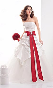 Свадебное платье с красным поясом - яркий аксессуар в образе невесты