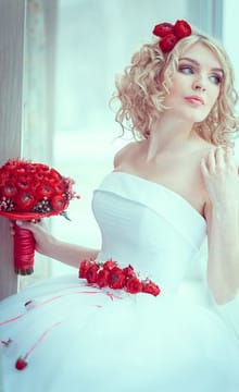 Свадебное платье с красным поясом - яркий аксессуар в образе невесты