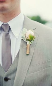 Бутоньерка жениха из пионов: свежее решение для весенней свадьбы