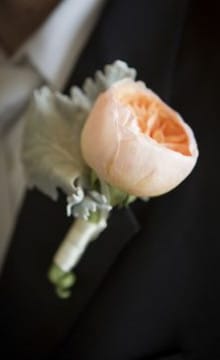 Бутоньерка жениха из пионов: свежее решение для весенней свадьбы