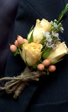 Как сделать для жениха бутоньерку из живых цветов