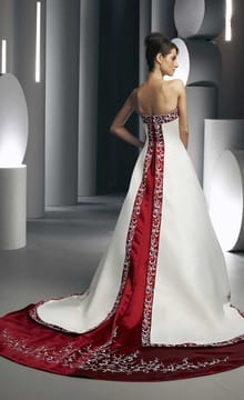 Красно-белое платье невесты: смелые идеи