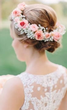 Прическа с венком на свадьбу для романтичного образа невесты