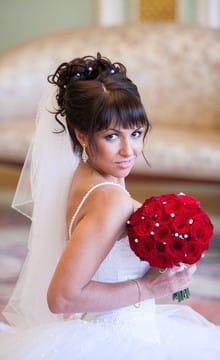 Свадебная прическа с челкой на волосы разной длины