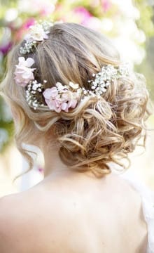 Идеи свадебных причесок с цветами