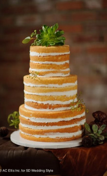 Свадебный торт с открытыми коржами в духе минимализма