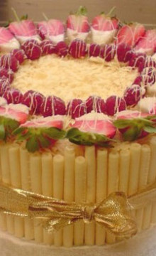 Варианты оформления свадебного торта клубникой