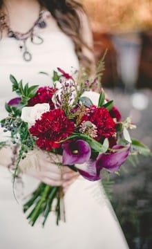 Изысканный свадебный букет цвета марсала
