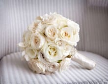 Букет невесты из белых роз - символ нежности и чистоты