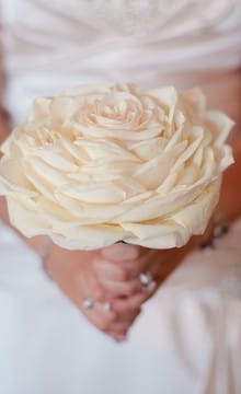 Букет невесты из белых роз - символ нежности и чистоты