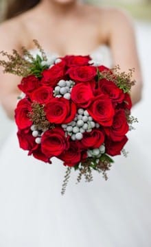 Красный букет невесты: какие цветы выбрать, с чем сочетать