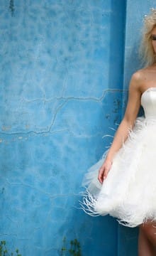 Смелый образ невесты в коротком свадебном платье