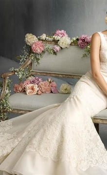 Свадебное платье с кружевными рукавами и верхом
