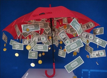 Зонт из денег