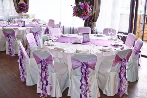 декор стола на фиолетовой свадьбе