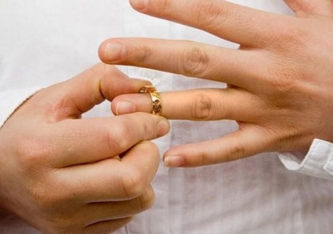 снять обручальное кольцо с пальца