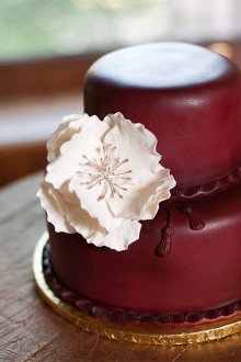 свадебный торт в марсаловом цвете